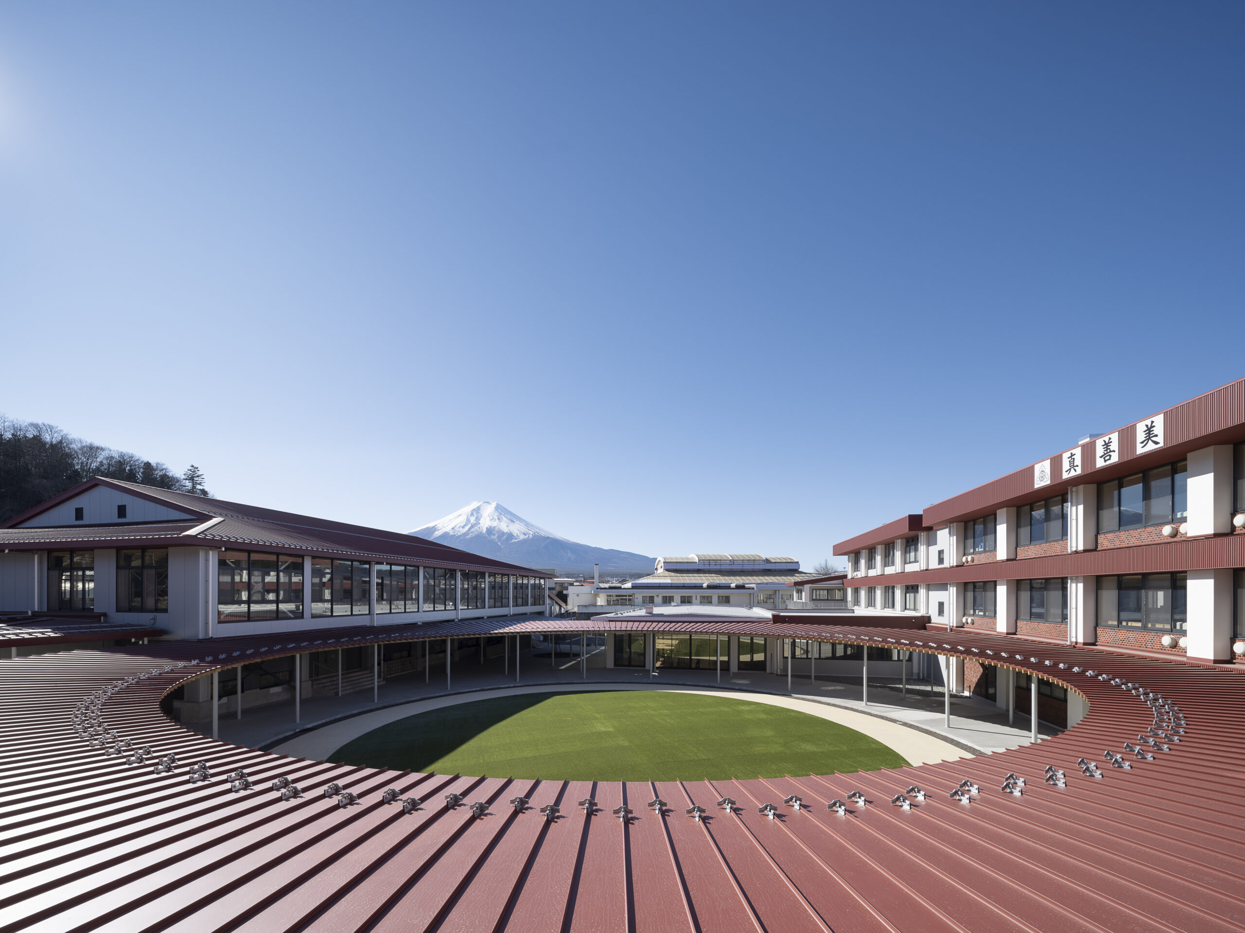 「富士吉田市立明見中学校 長寿命化改修工事」が、文部科学省 の事例集に掲載されました